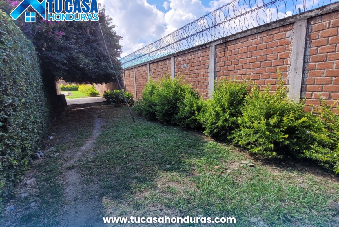 Extenso jardín en casa de El Zarzal, Danlí