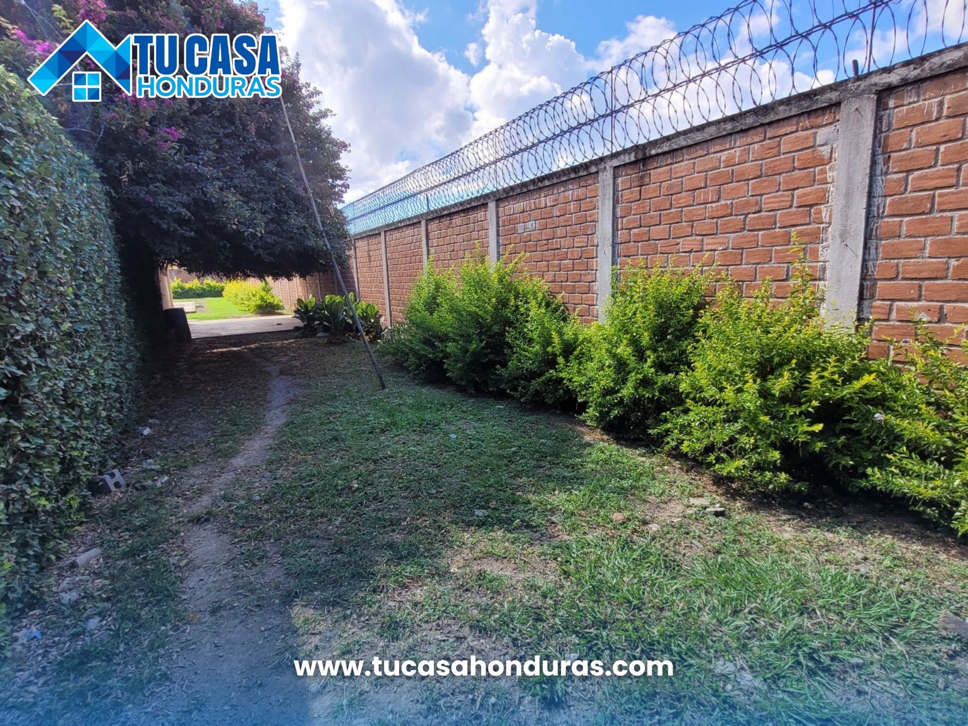 Extenso jardín en casa de El Zarzal, Danlí