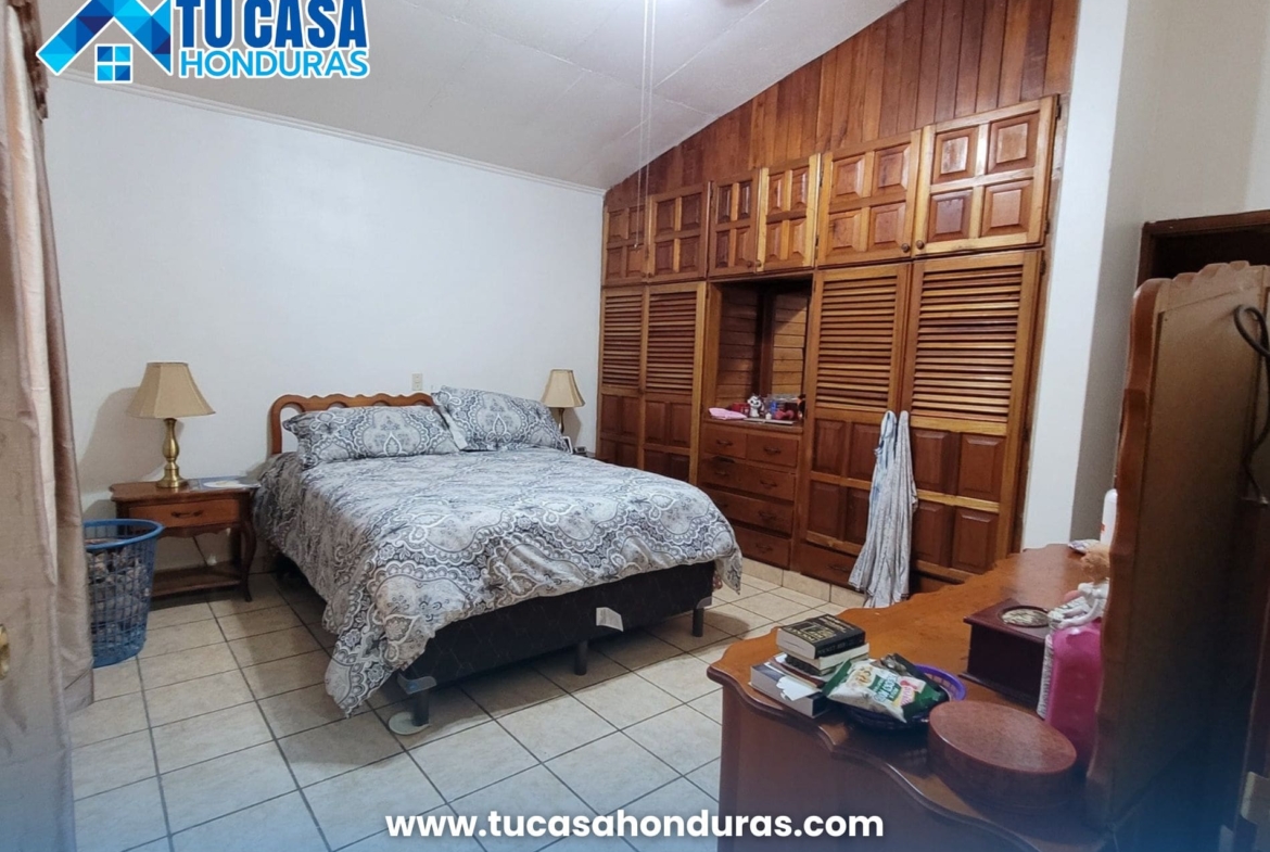 Habitación principal con closet de madera en casa de El Zarzal, Danlí