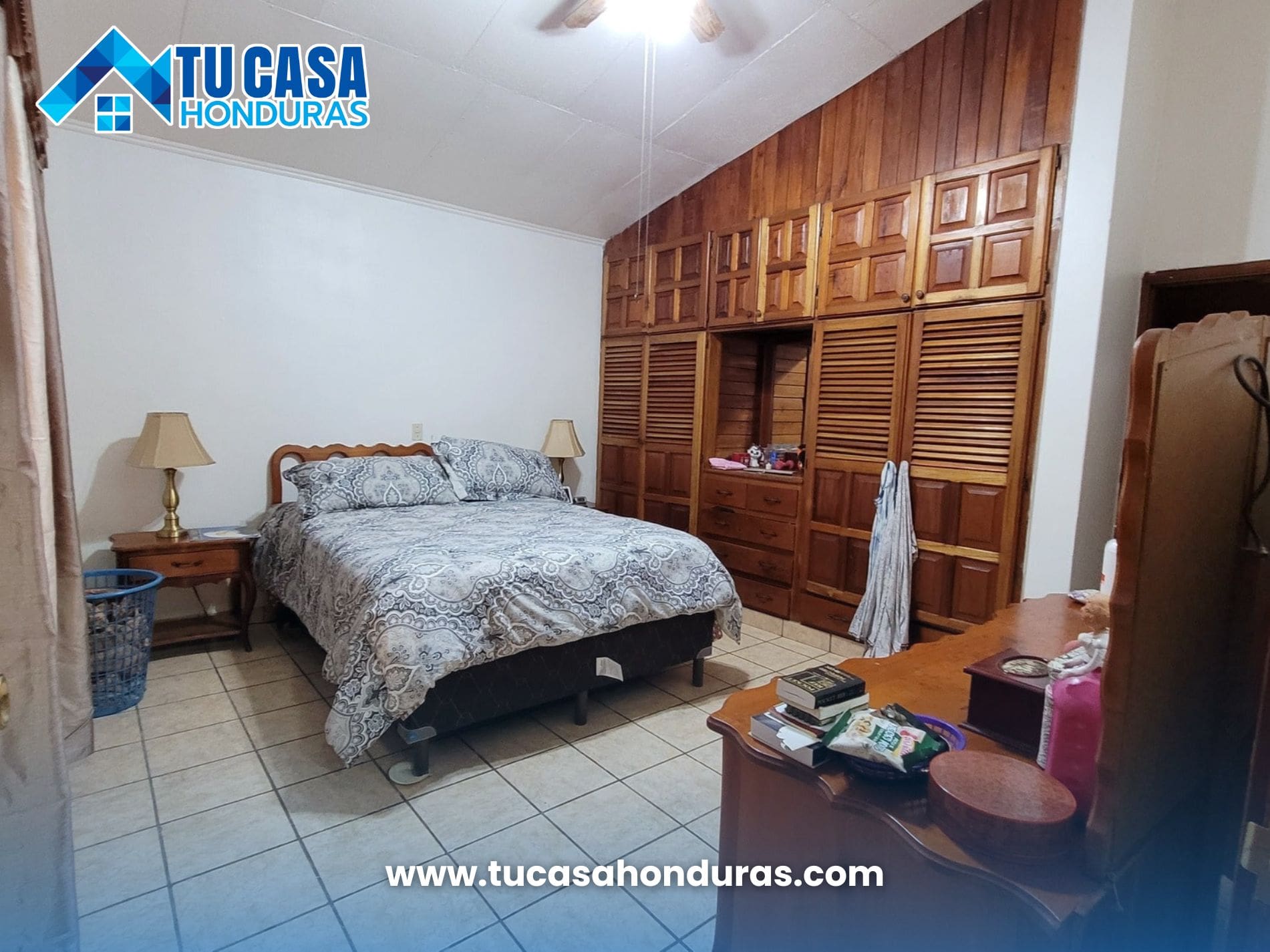 Habitación principal con closet de madera en casa de El Zarzal, Danlí
