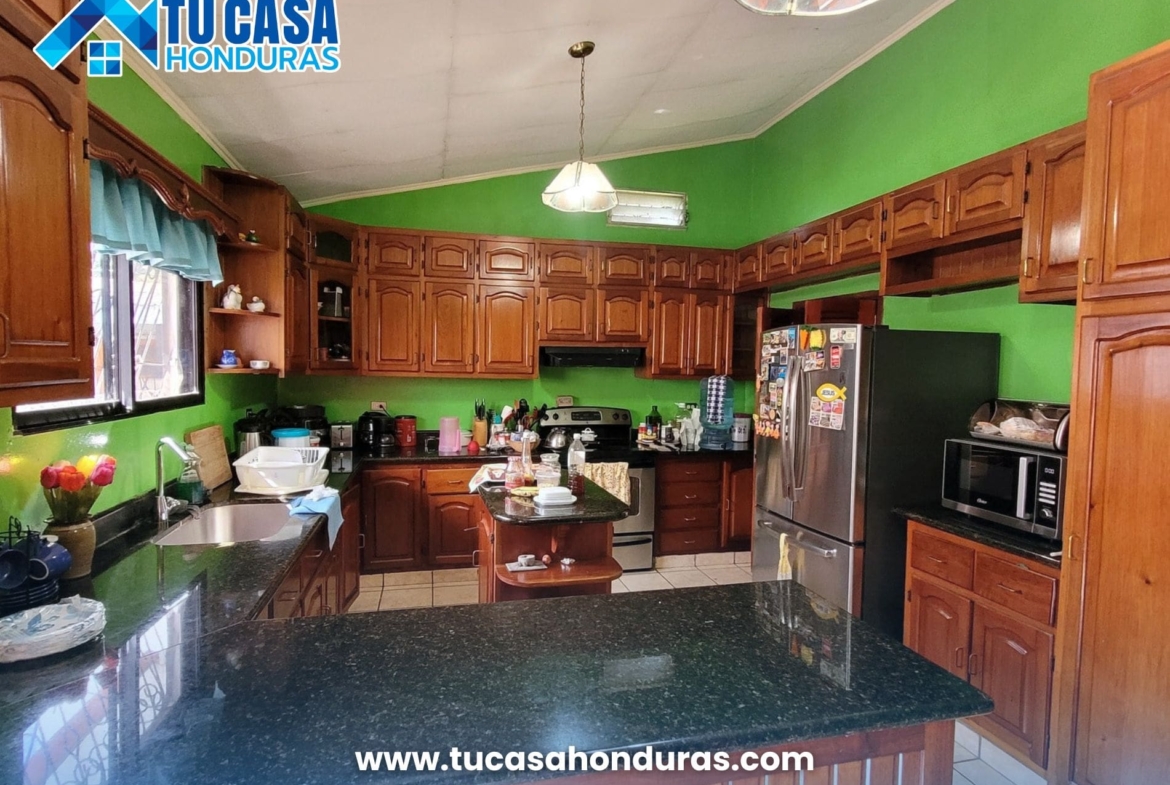 Cocina moderna con muebles de madera y mármol