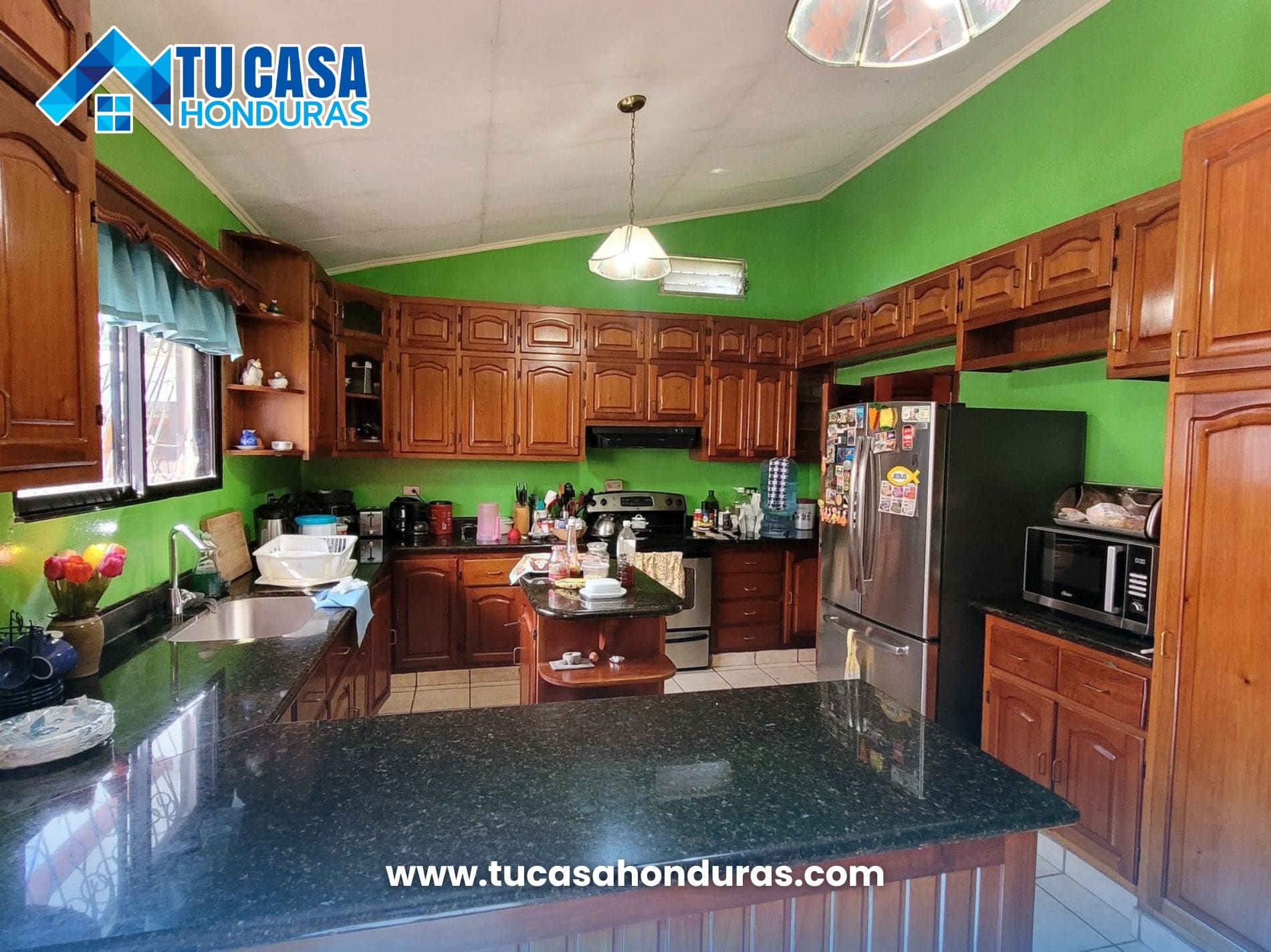Cocina moderna con muebles de madera y mármol
