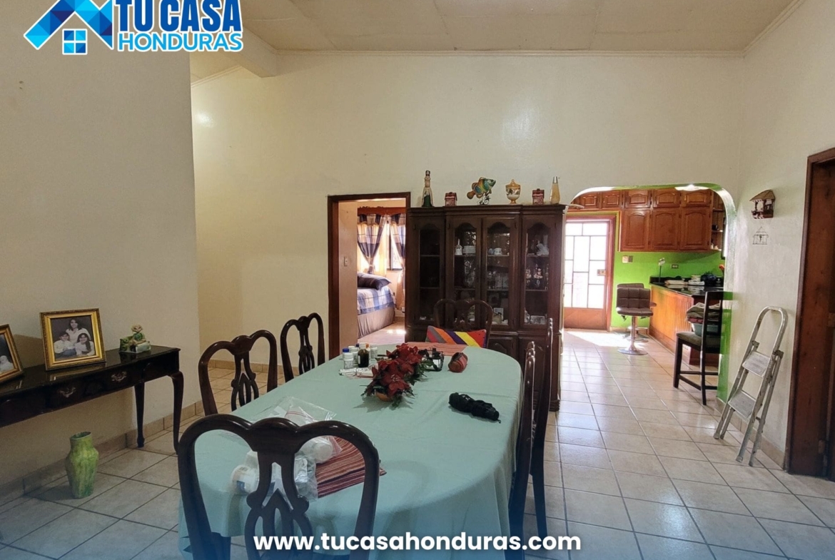 Comedor amplio con acceso a cocina y habitaciones