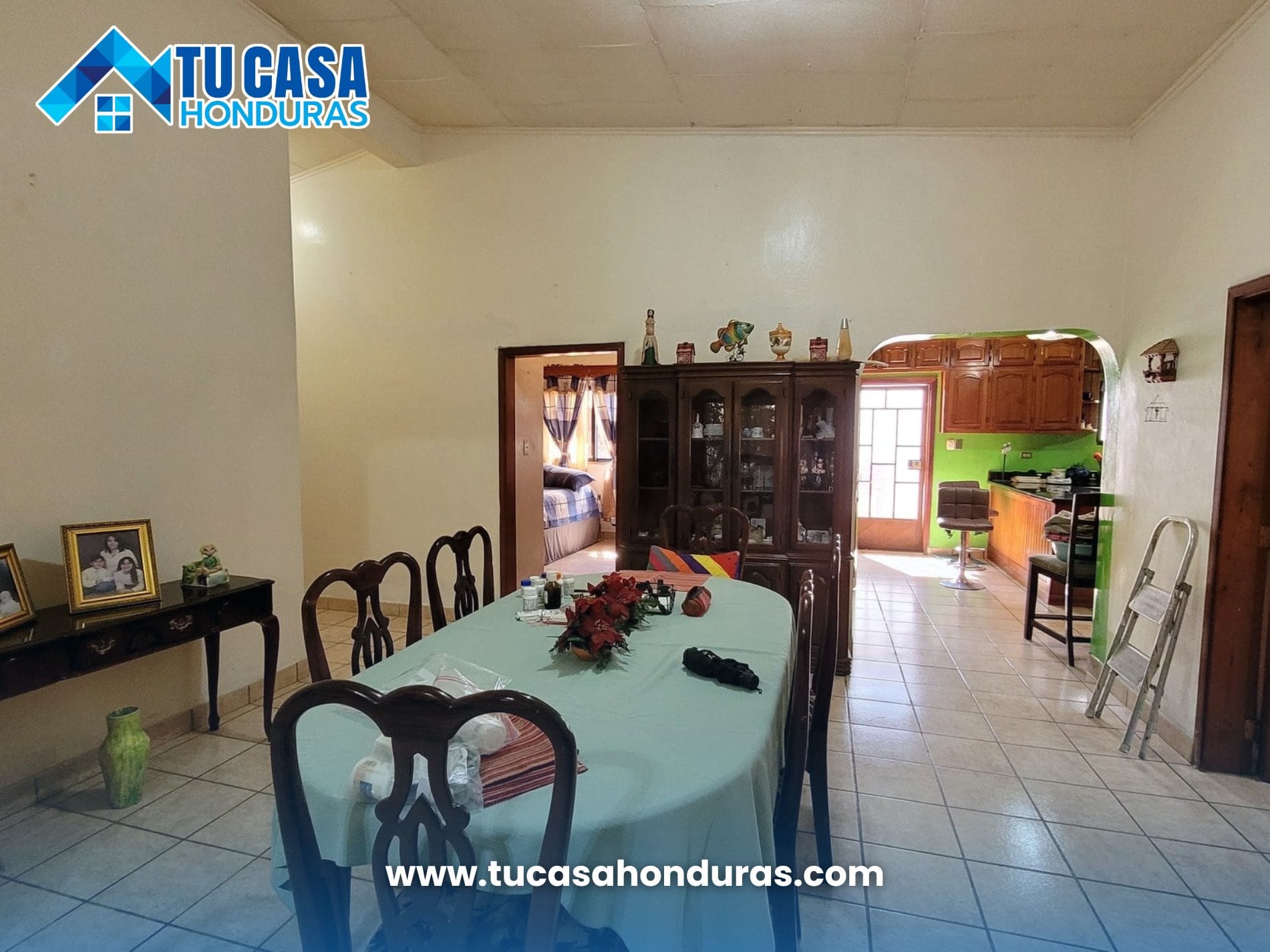 Comedor amplio con acceso a cocina y habitaciones