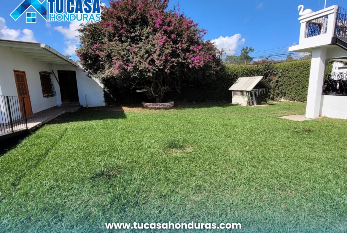 Extenso jardín en casa de El Zarzal, Danlí